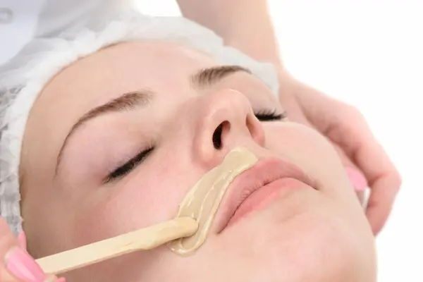 آیا با وکس موی صورت کم میشود؟